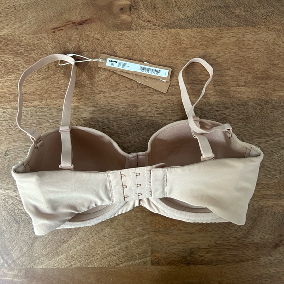 SKIMS Fits Everybody Strapless Bra Clay - Picture 3 of 11